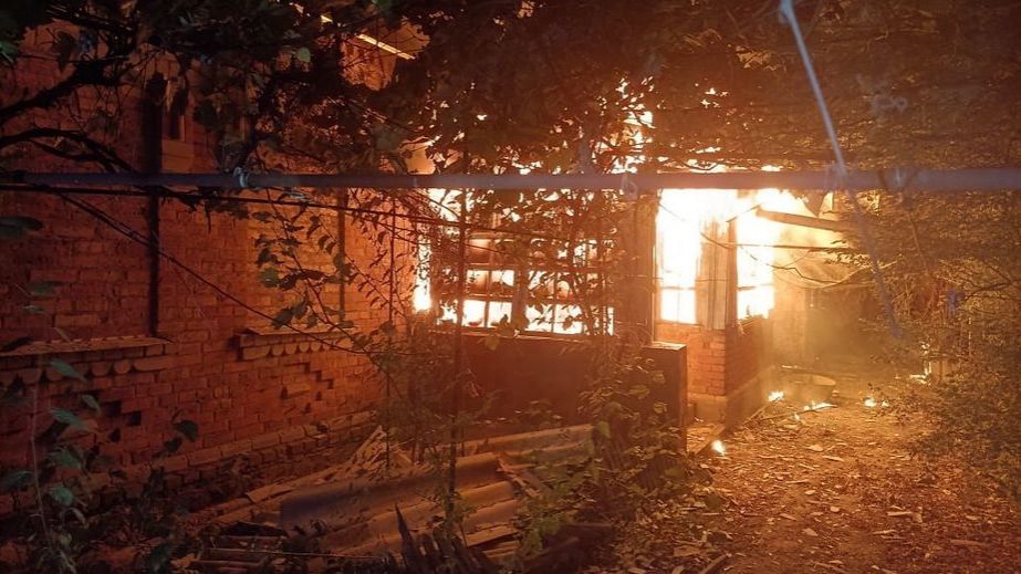 Пылающие сооружения и дом: оккупанты ударили по одному из районов на Запорожье
