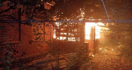 На Запорожье из-за российских обстрелов вспыхнул жилой дом