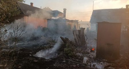 Дома и сухостой горели на Запорожье из-за российских обстрелов