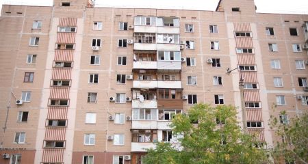 Вывозят стекло и забивают окна: в Запорожье ремонтируют поврежденные дома