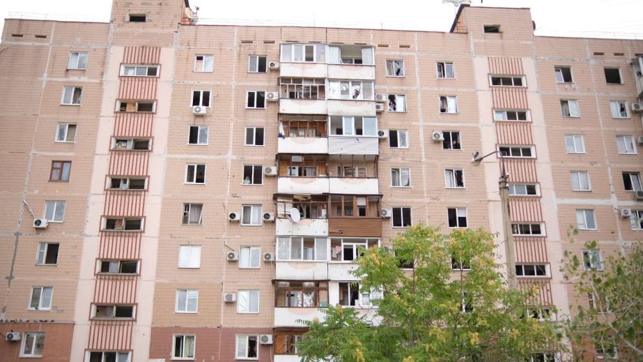 Вывозят стекло и забивают окна: в Запорожье ремонтируют поврежденные дома