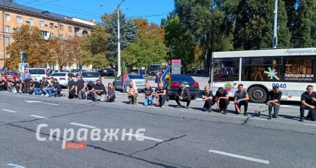 Запорожцы на коленях проводили в последний путь бойца Петра Левченко