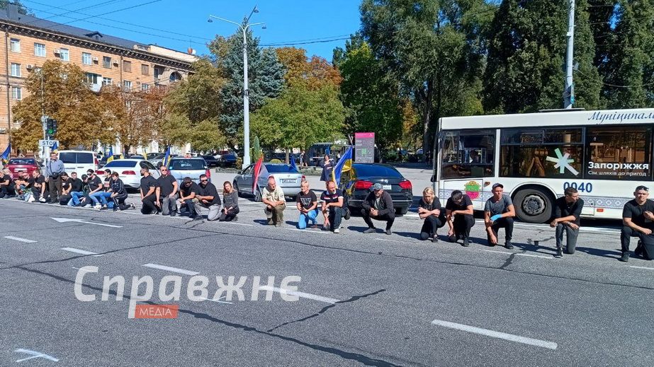 Запоріжці навколішки проводили в останню путь бійця Петра Левченка