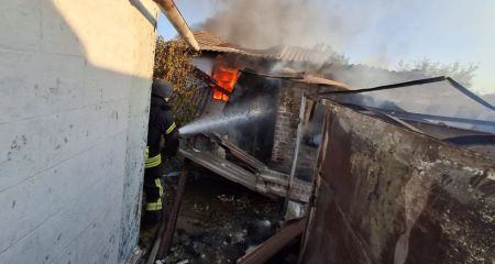 Хозпостройки и сухостой горели на Запорожье из-за российских обстрелов