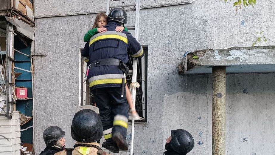 Уражену багатоповерхівку в Запоріжжі гасили до сьомої ранку – деталі від ДСНС