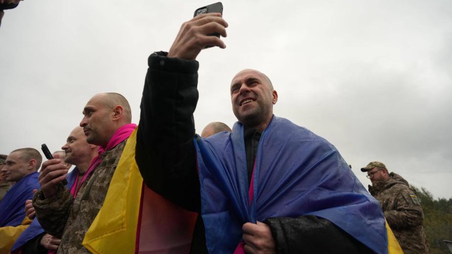 Запоріжці знову вдома: 19 людей звільнили з полону під час обміну