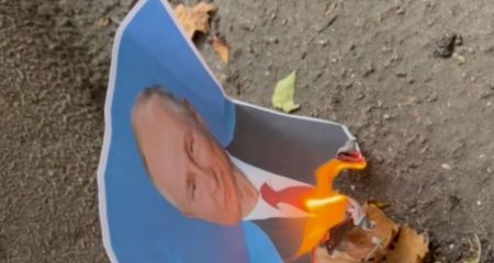 "Здесь тебя ненавидят": на оккупированном Запорожье сжигают портреты Путина
