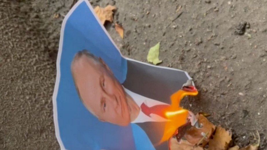 "Тут тебе ненавидять": на окупованому Запоріжжі спалюють портрети Путіна