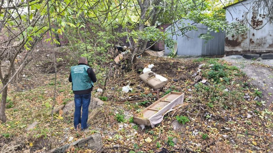 Поблизу багатоповерхівки в Запоріжжі утворилося сміттєзвалище