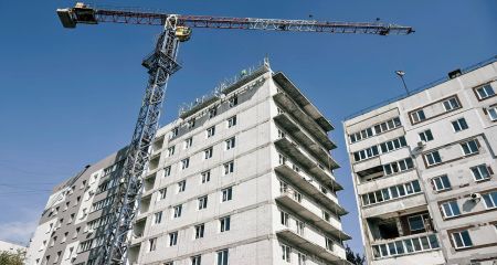 Разрушенный подъезд отстроили в запорожской многоэтажке – кадры