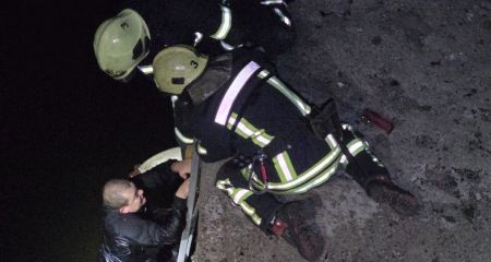 Запорізькі надзвичайники врятували чоловіка, який впав у Дніпро