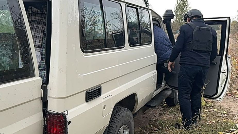 Запорізькі рятувальники під артобстрілом евакуювали жінок