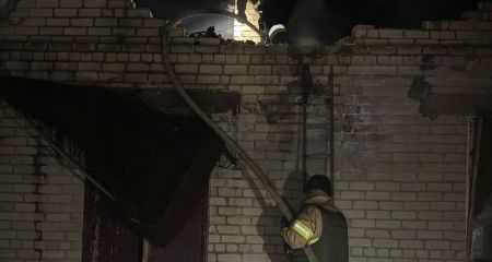 Жилой дом пылал в Запорожском районе после обстрелов