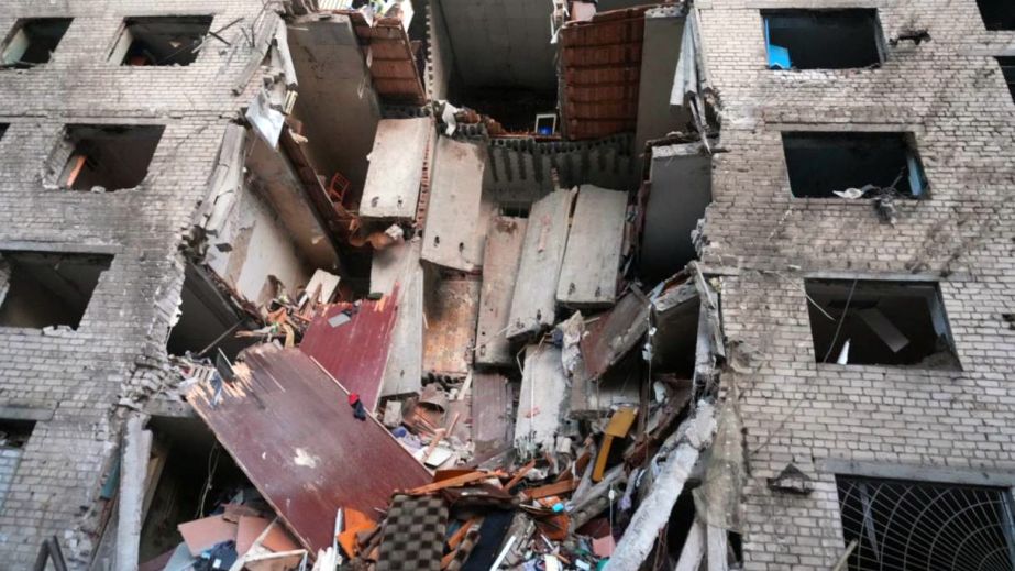 Враг разрушил общежитие в Запорожье, среди раненых – дети