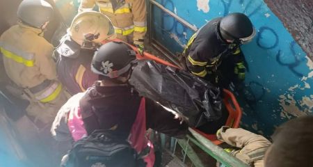 Тіло людини витягли рятувальники з-під завалів у Запоріжжі – кадри