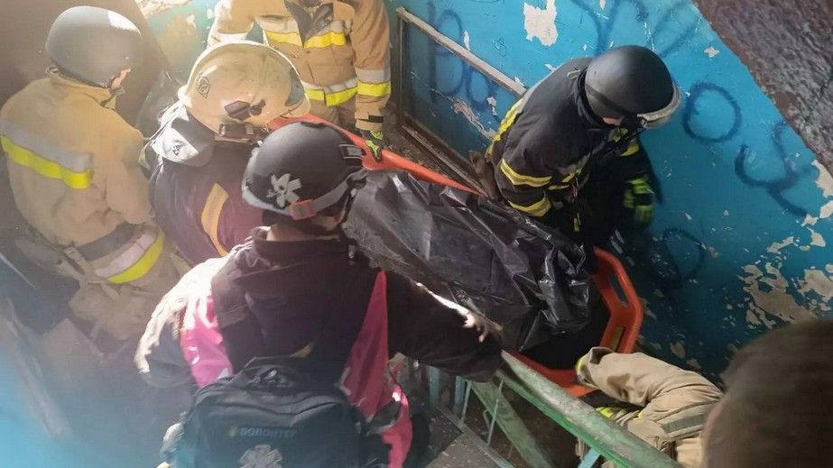 Тело человека достали спасатели из-под завалов в Запорожье – кадры