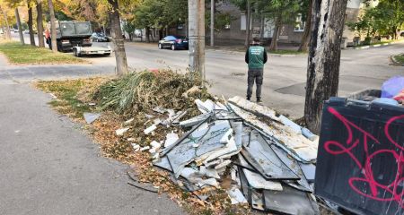 Битое стекло и ремонтный хлам нашли возле многоэтажки в Запорожье