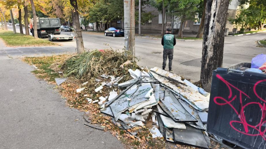 Битое стекло и ремонтный хлам нашли возле многоэтажки в Запорожье