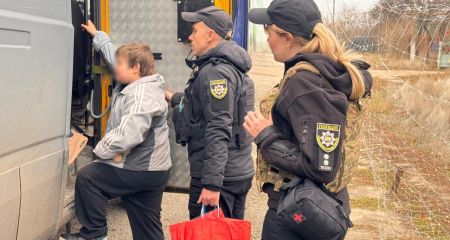 Ребенка и восьмерых взрослых эвакуировали полицейские на Запорожье