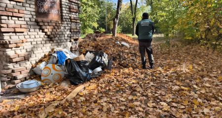 У Запоріжжі біля будинку знайшли смітник зі старих каструль і валізи