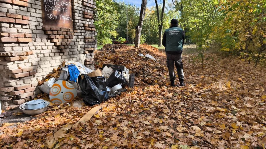 У Запоріжжі біля будинку знайшли смітник зі старих каструль і валізи