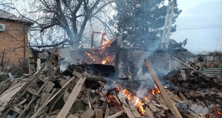Через удари РФ у запорізькому Оріхові горіли будинок і споруди