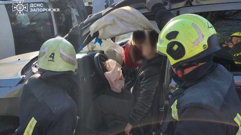 Жінку визволяли з понівеченого джипа після ДТП у Запоріжжі
