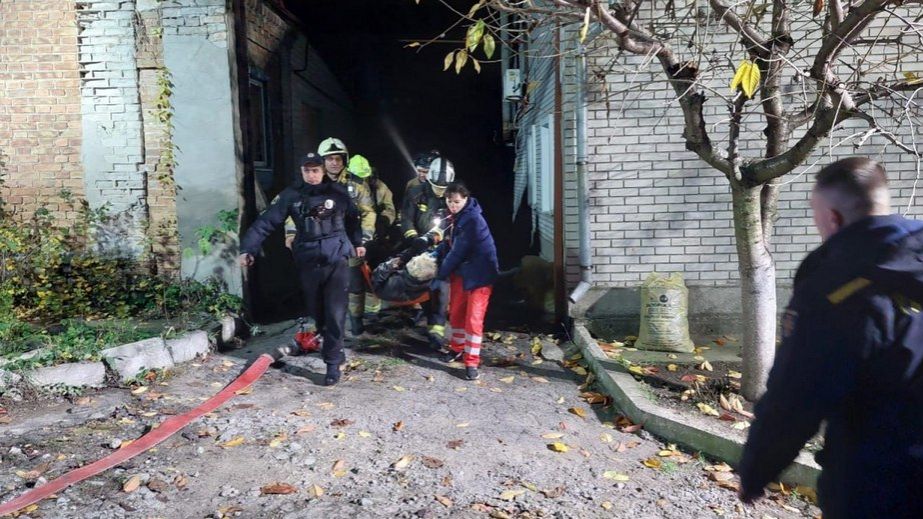 Двох людей врятували надзвичайники з палаючих будинків у Запоріжжі – кадри