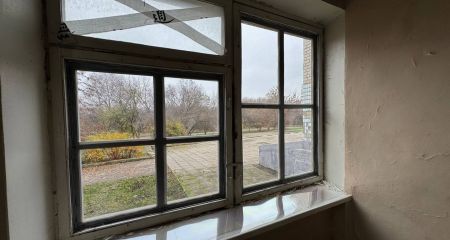 Пошкоджену від обстрілів РФ гімназію відновлюють волонтери у Запоріжжі