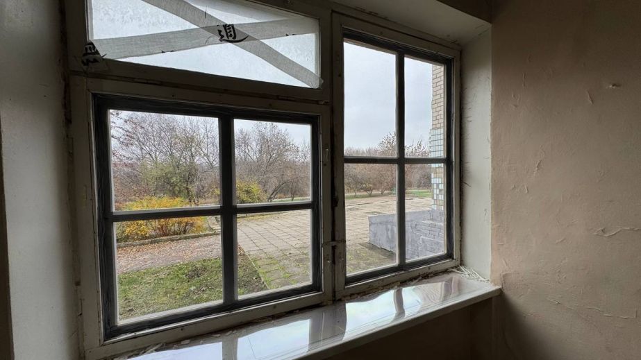 Пошкоджену від обстрілів РФ гімназію відновлюють волонтери у Запоріжжі