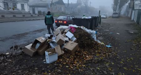 Запорожцы повторно замусорили дворы в самом центре города