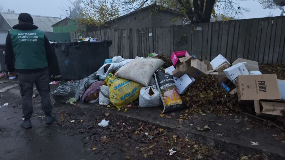 Коммунальщики почистили от мусора старую часть Запорожья