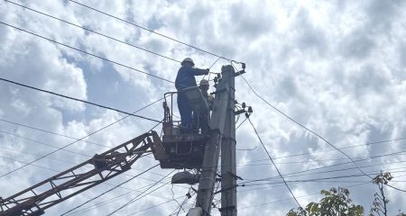 Понад 1,2 тис. родин на Запоріжжі отримали світло після російських атак