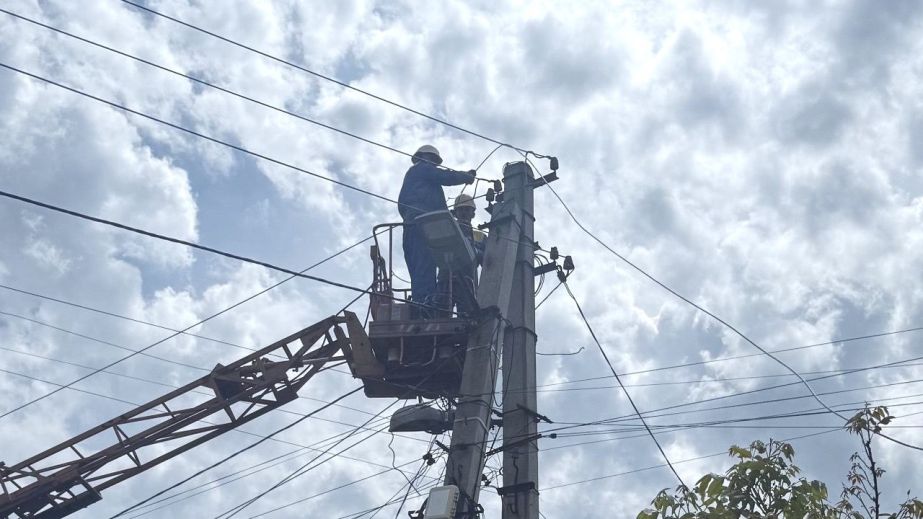 Понад 1,2 тис. родин на Запоріжжі отримали світло після російських атак