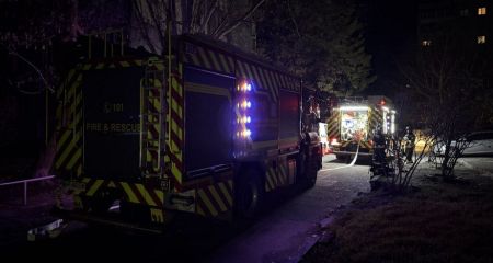 Покрівля адміністративної будівлі палала після обстрілів РФ на Запоріжжі