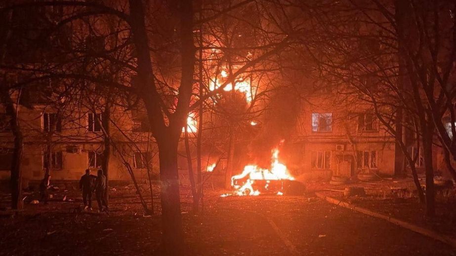 Пожар на нескольких этажах: враг ударил по многоэтажке в Запорожье
