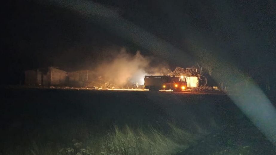 Жилой дом и сарай пылали после обстрелов Запорожской области