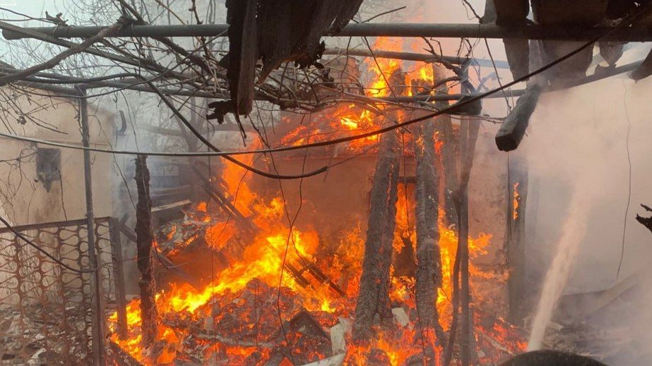 Предприятие и жилые дома горели на Запорожье после вражеских обстрелов