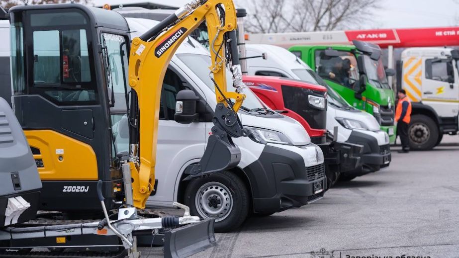Комунальники Запоріжжя та навколишніх громад отримали нову спецтехніку