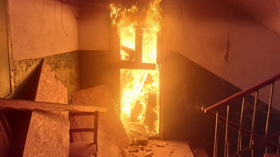 Війська РФ атакували Оріхів на Запоріжжі: палали квартири в дев’ятиповерхівці