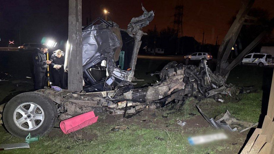 Пьяный водитель влетел в электроопору в Запорожье: погиб пассажир