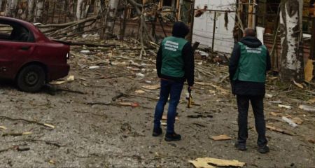 Один из районов в Запорожье засыпало обломками после российского удара