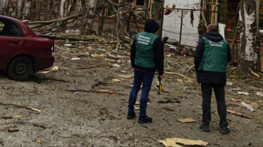 Один з районів у Запоріжжі засипало уламками після російського удару