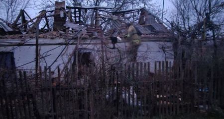 В Оріхові на Запоріжжі через ворожі удари палав будинок