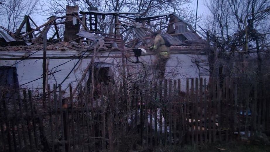 В Оріхові на Запоріжжі через ворожі удари палав будинок