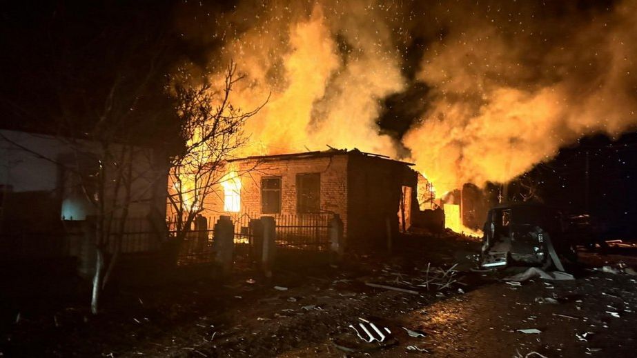 Предприятие, дом и микроавтобус горели на Запорожье после обстрелов РФ