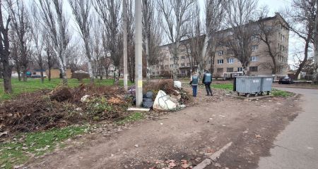 Матрац і пластиковий стілець: у Запоріжжі знайшли смітник посеред району