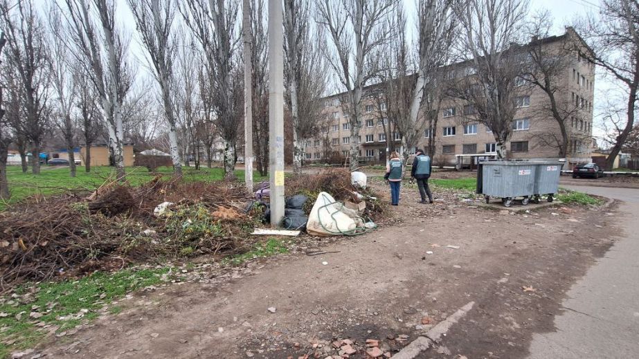 Матрац і пластиковий стілець: у Запоріжжі знайшли смітник посеред району