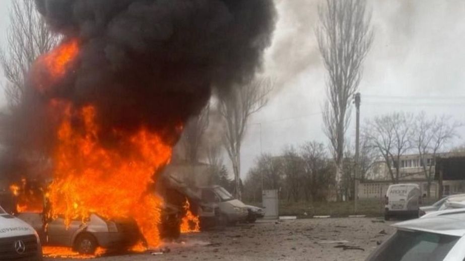 Запорожье – под атакой: горят автомобили после очередного "прилета"