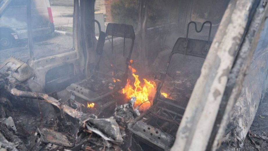 Війська РФ вгатили по підприємству в Запоріжжі: пошкоджені вантажівки